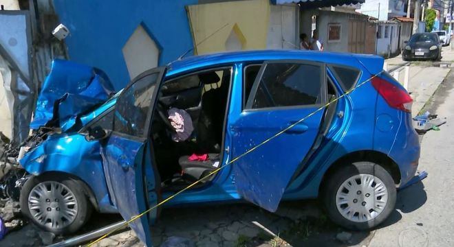 Frente do carro ficou destruído após a colisão