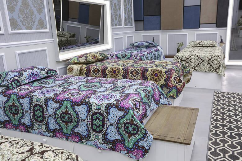 Muitos espelhos por todos os lados escondem câmeras para lá de secretas. Tudo para captar o que acontece em cada cantinho da sede. Que tal?