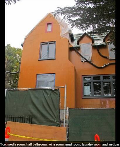 Uma reforma no "forte" de Zuckerberg também está dando dor de cabeça nos vizinhos. Além do barulho, o bilionário tem pagado pessoas para guardar vagas de estacionamento para os funcionários da obra