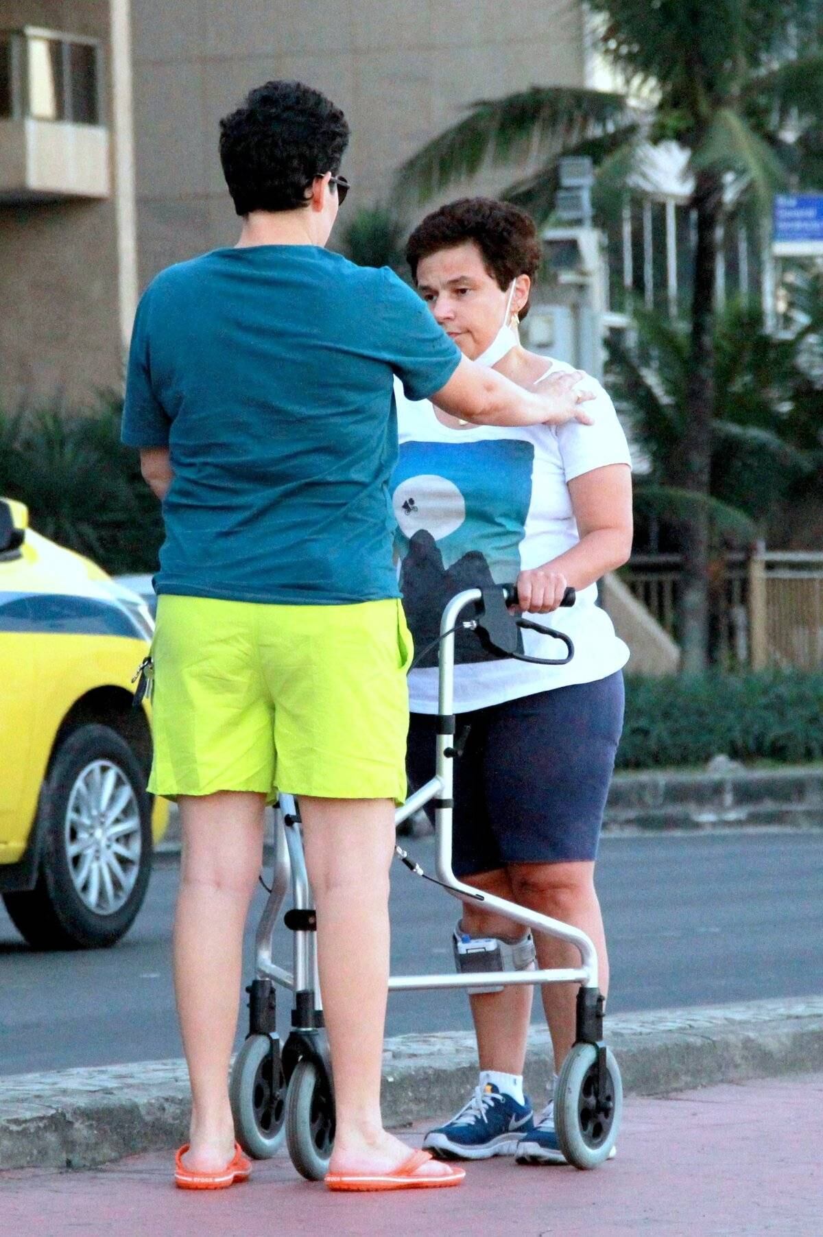 A atriz, que é portadora de esclerose múltipla, contou com a ajuda de um andador para caminhar