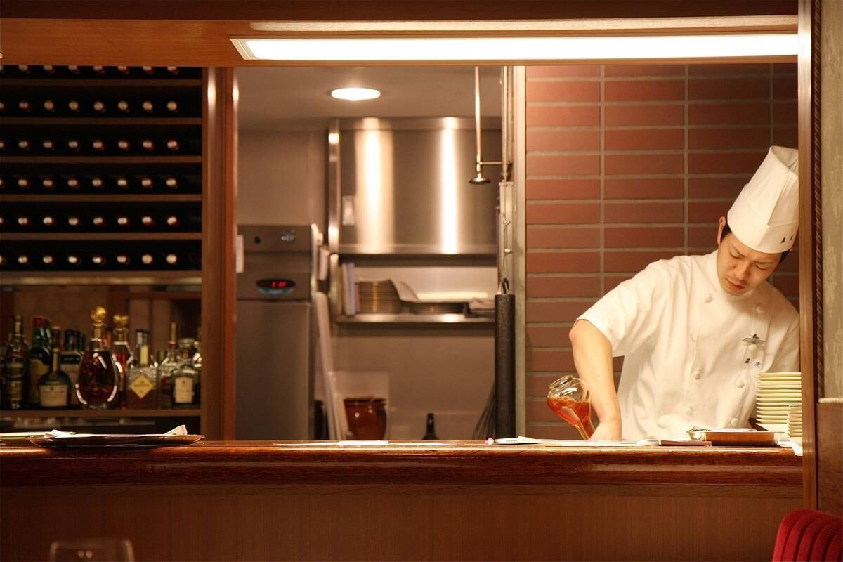 Restaurante Aragawa
O Aragawa é um dos restaurantes mais famosos na culinária japonesa. Localizado em Tóquio, no Japão, ele foi avaliado pela Forbes em 2006 como o restaurante mais caro do mundo. Além dos preços altíssimos, outra marca do lugar é a sua exclusividade, já que ele comporta apenas 22 pessoas por vezes. Alguns consideram que a carne oferecida pelo Aragawa é a melhor do mundo
Acesse R7 Play e assista às íntegras do Roberto Justus+ onde e quando quiser
