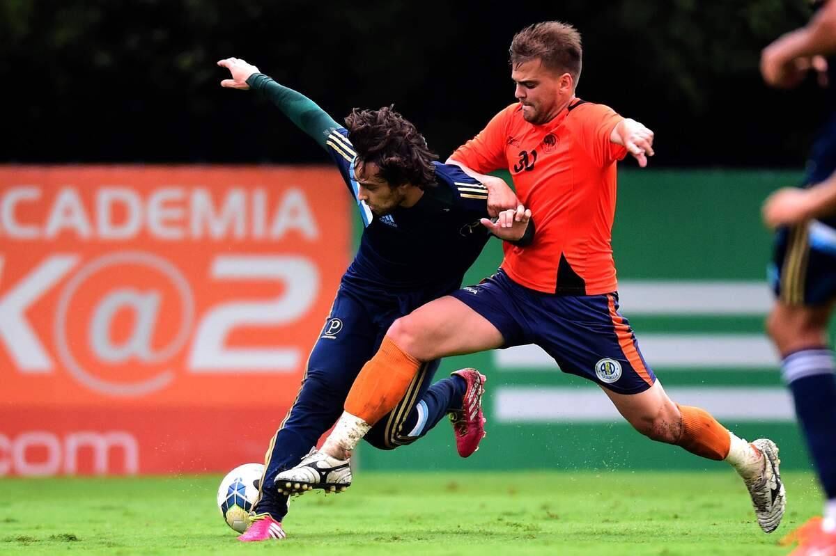 Gustavo está tentando a sorte pelo AD Guarujá e já foi responsável até por marcar Valdivia durante um jogo treino contra o Palmeiras