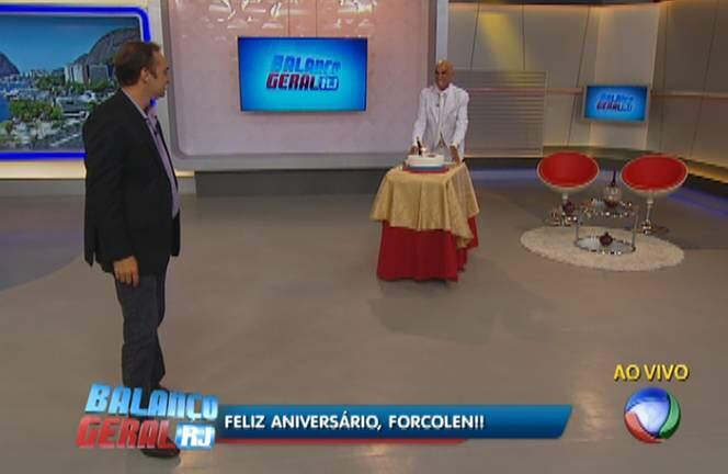 Amin chegou
cantando a tradicional música Parabéns a Você e falou sobre o trabalho do
apresentador. 


— Achou que
eu não viria? Vim de São Paulo especialmente para o seu aniversário! Você
merece tudo de bom, em nome de toda equipe do programa e da direção da Rede
Record eu estou aqui
