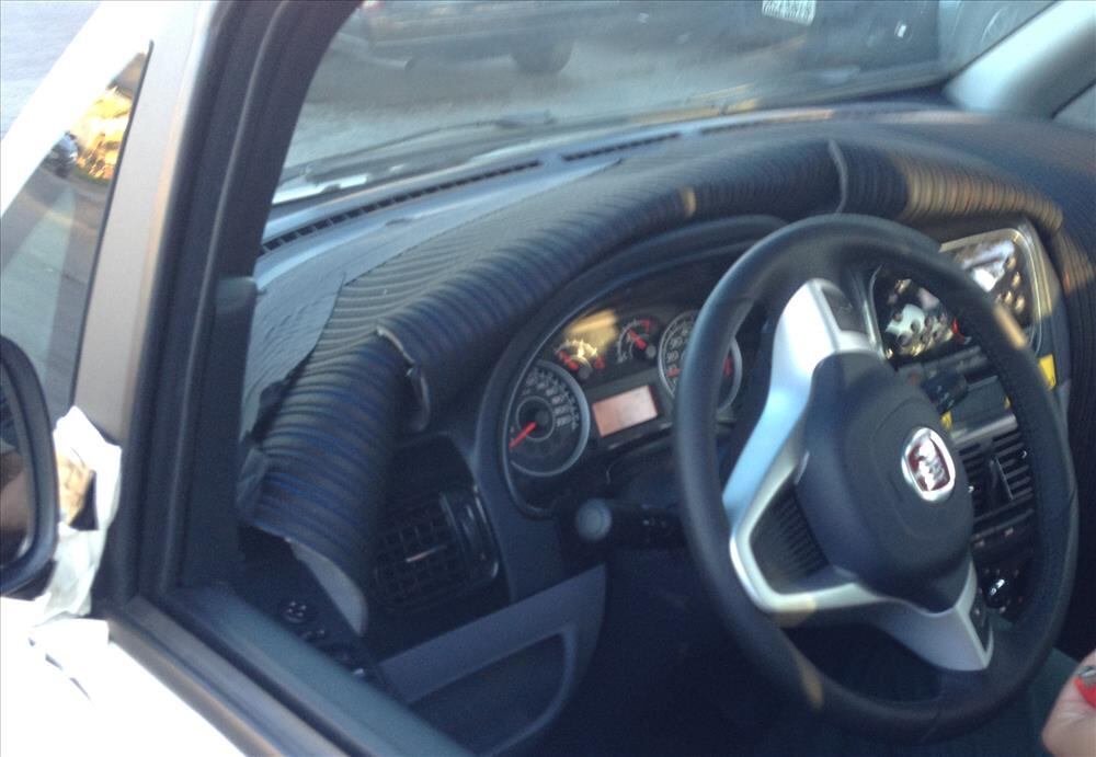 O interior também ganhará algumas novidades, conforme o flagra exclusivo feito por Vidal
VEJA TAMBÉM
>> Utilitário chinês Lifan X60 chega "completão" ao Brasil por R$ 52.777
>> Novo Peugeot 308 fica mais leve e moderno para brigar com VW Golf e Hyundai i30
>> Volkswagen Gol ganha duas novas versões aventureiras
Quer saber tudo sobre carros? Acesse R7.com/carros