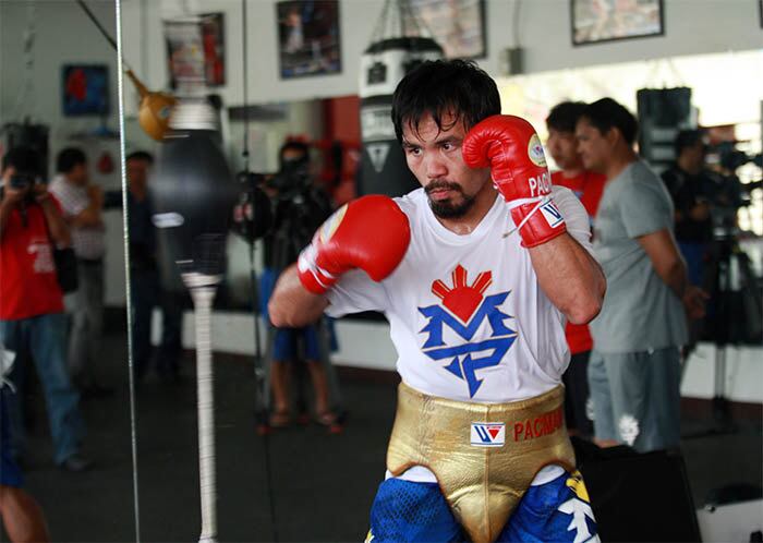 Para Mayweather, o pugilista filipino não é mais o mesmo.

— Eu
não vejo a mesma potência nos golpes de Pacquiao. De novo, não dizendo que esse
cara não faz nada, mas eu não vejo a mesma potência. Ele cansa quando não se cansava antes. Eu o vejo totalmente diferente considerando que
eu continuo duro, continuo esperto, não fico cansado. Não fico desgastando
desde o início e são essas coisas que eu vejo. Não sei se vocês enxergam isso,
mas é isso que vejo