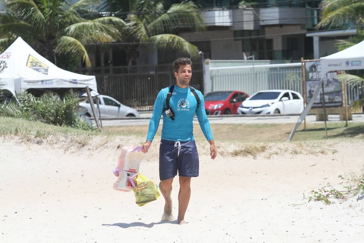 E trouxe para praia para jogar na lata do lixo
