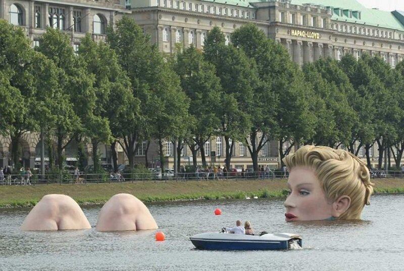 A Banhista: esta escultura, conhecida no original como Die Badende, pode ser vista em Hamburgo, na Alemanha, e é o único monumento situado no Lago Binnenalster
