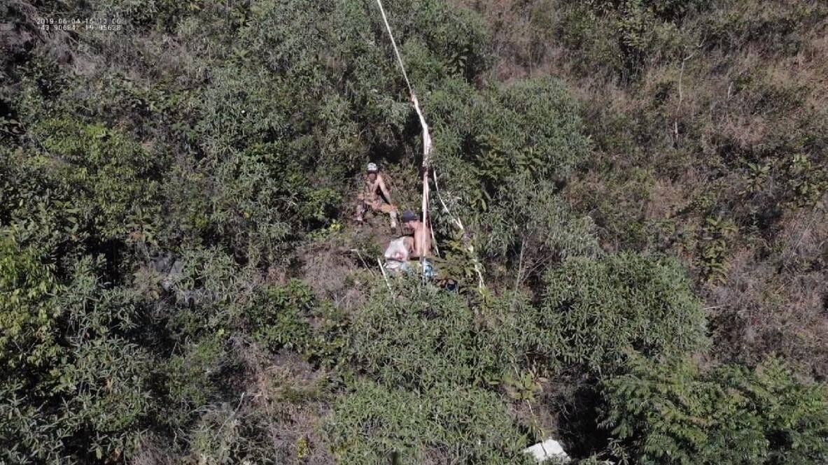 Bombeiros usam helicóptero para resgatar homem que caiu de 50 metros