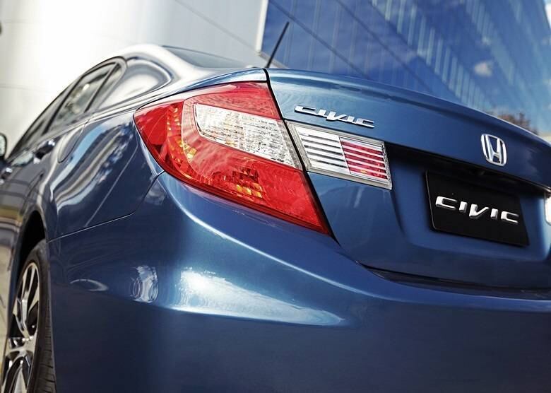 Líder de vendas em 2013 e na primeira metade de 2014, o Honda Civic
recebeu alterações sutis que buscaram realçar a esportividade e o
requinte a bordo. Por fora, a grade cromada é o destaque, junto com as
novas rodas de liga leve aro 17 diamantadas, que calçam pneus mais finos
e de baixa resistência ao rolamento — para poupar combustível. Por
dentro, a parte superior do painel e o revestimento das portas agora são
pretos e usam material de textura agradável. Na mecânica, a principal
novidade é o sistema de partida a frio para o motor 1.8 flex. LEIA MAIS
