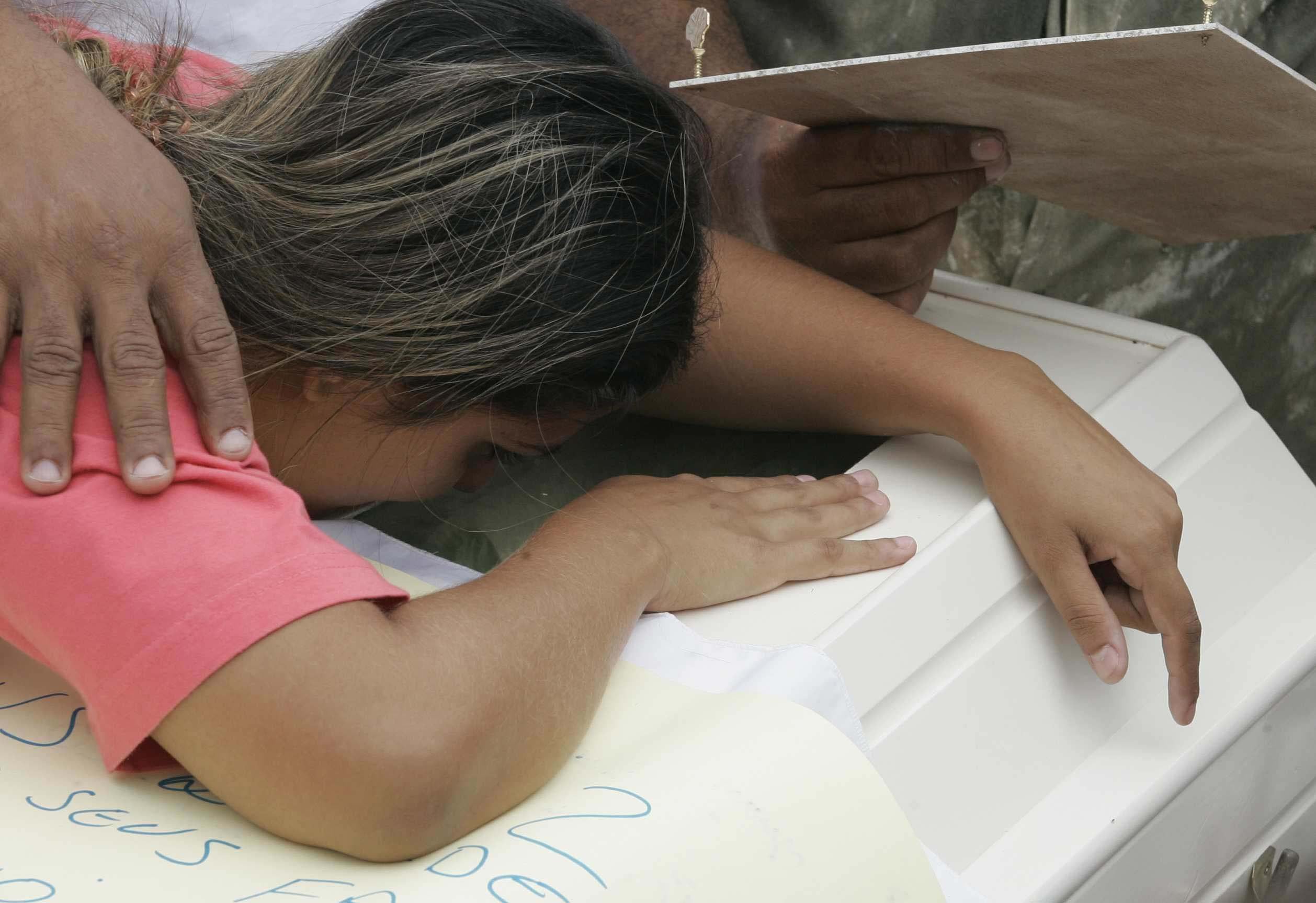 
O menino Kayo da Silva Costa, oito anos, baleado na tentativa de resgate
de réus no Fórum de Bangu, zona oeste do Rio, na tarde de quinta-feira
(31), foi enterrado por volta das 11h desta sexta (1º), no Cemitério
do Murundu, em Padre Miguel, também na zona oeste.

No momento do tiroteio, Kayo voltava da escolinha de futebol do Bangu. Um PM também morreu após ser baleado. O confronto entre bandidos e policiais começou quando os agentes tentaram impedir a invasão ao fórum. O bando conseguiu fugir em um carro sem resgatar os réus