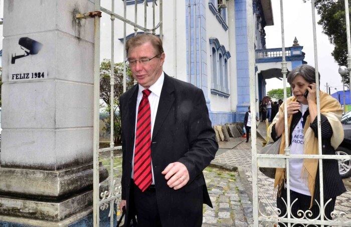 Como os envolvidos no caso Kalume — como o inquérito ficou
conhecido, em homenagem ao médico Roosevelt Kalume, que fez as denúncias — recorrem
da decisão em liberdade, todos ainda mantêm seus registros no Cremesp (Conselho
Regional de Medicina do Estado de São Paulo) ativos, e seguem atendendo em
consultórios particulares e clínicas de Taubaté, no Vale do Paraíba (SP). Eles
chegaram a ser condenados pelo órgão nos anos 80, mas, depois de recorrerem ao
CFM (Conselho Federal de Medicina), foram absolvidos e, depois disso, nenhum
novo processo foi aberto.

Em telefonemas feitos pela reportagem do R7 para os números de
Torrecillas, Fiore Júnior e Sacramento, que aparecem em catálogos médicos, a
única pergunta que se ouve do outro lado da linha é: “Senhora, qual é o seu
convênio?”