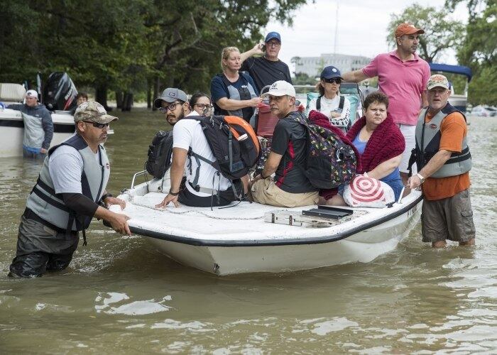 Com o início da tempestade, 32 mil pessoas precisaram deixar suas casas e, desde a última sexta-feira (25), o número de mortos chegou a 38. Esse número pode aumentar à medida que os socorristas avançam no resgate das vítimas