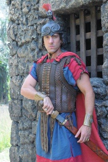 Carlos Bonow participa do episódio Um Cego em Betsaida, na segunda temporada de Milagres de Jesus, da Record. Em conversa com a reportagem do R7, Bonow comentou sobre o trabalho na produção e ainda contou que teve de gravar cenas a cavalo!

— Interpreto o general romano Marcius. Na história, é ele quem instiga a ganância do personagem de Guilherme Winter [o Cego], em fazer uma obra da imagem de um deus. Macirus faz com que o rapaz caia em tentação 

Texto e reportagem: Andréia Takano, do R7