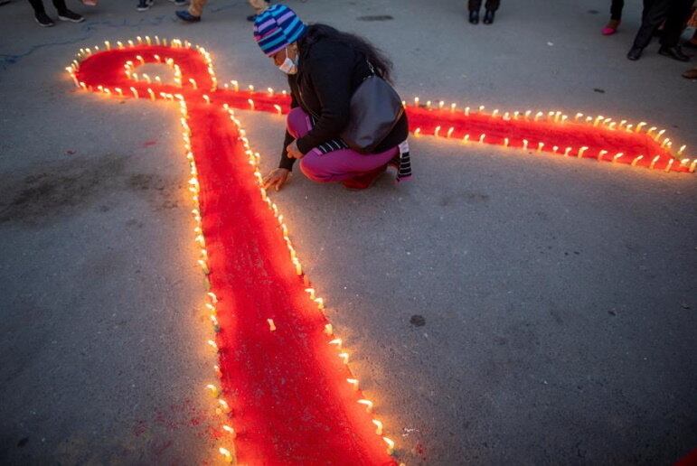 A luta contra a aids, a tuberculose e a malária salvou 50 milhões de vidas nas últimas duas décadas, segundo o Fundo Global, que pede 18 bilhões de dólares para salvar mais 20 milhões de pessoas. "Fizemos um enorme progresso", declarou o Fundo Global de Combate à Aids, Tuberculose e Malária, uma aliança global criada em 2002 para combater essas três doenças, cuja taxa de mortalidade foi reduzida pela metade desde então, em seu relatório anual. "Mas a nossa luta não acabou", alertou, destacando a conjuntura de uma série de crises, desde as mudanças climáticas aos conflitos, passando pela pandemia de Covid-19