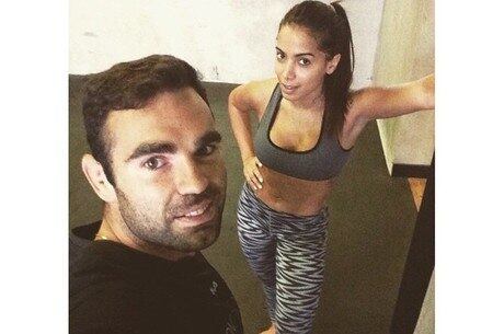 Anitta mostra barriga sarada ao lado de personal trainer