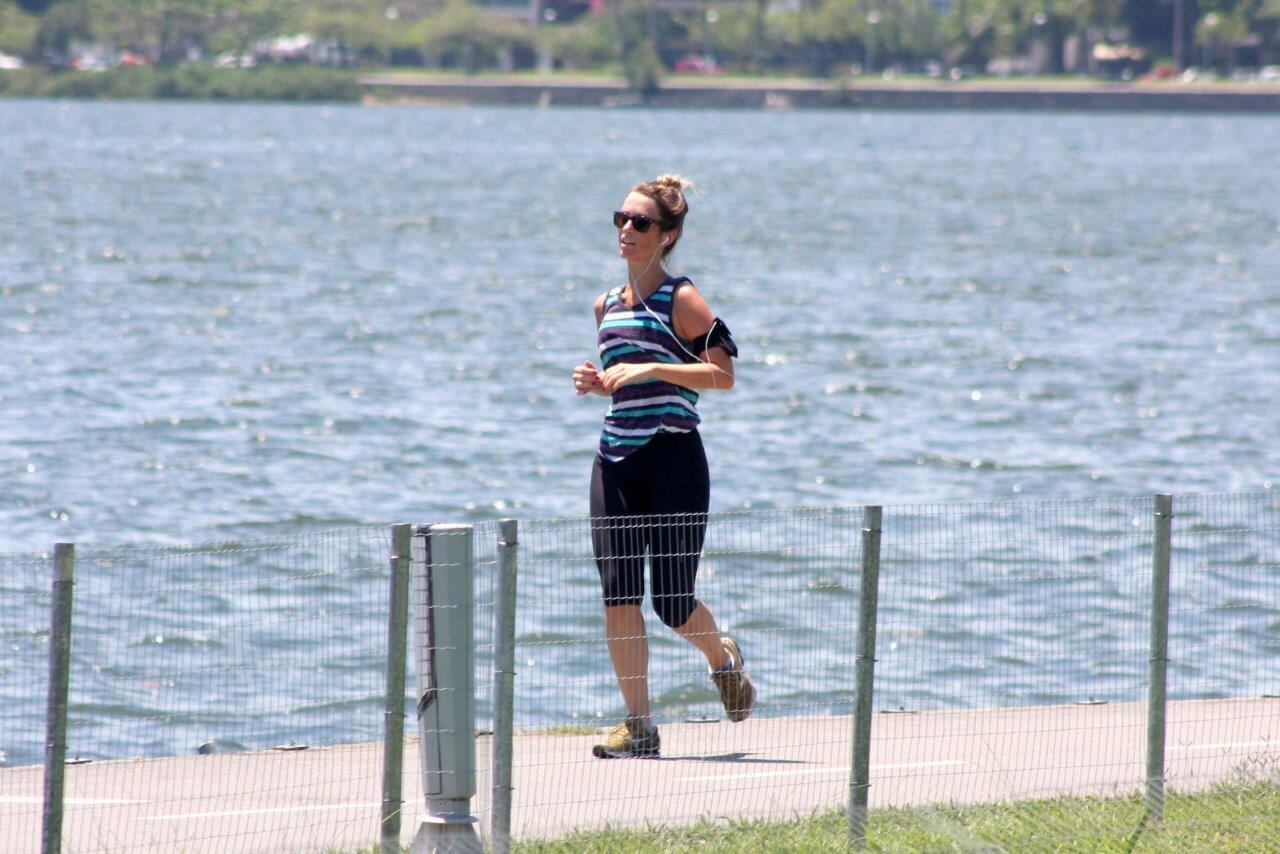 Juliana escolheu uma roupa bastante confortável para malhar
