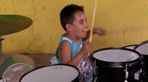 Antes de ganhar bateria, criança tocava instrumento de lata feito pela mãe