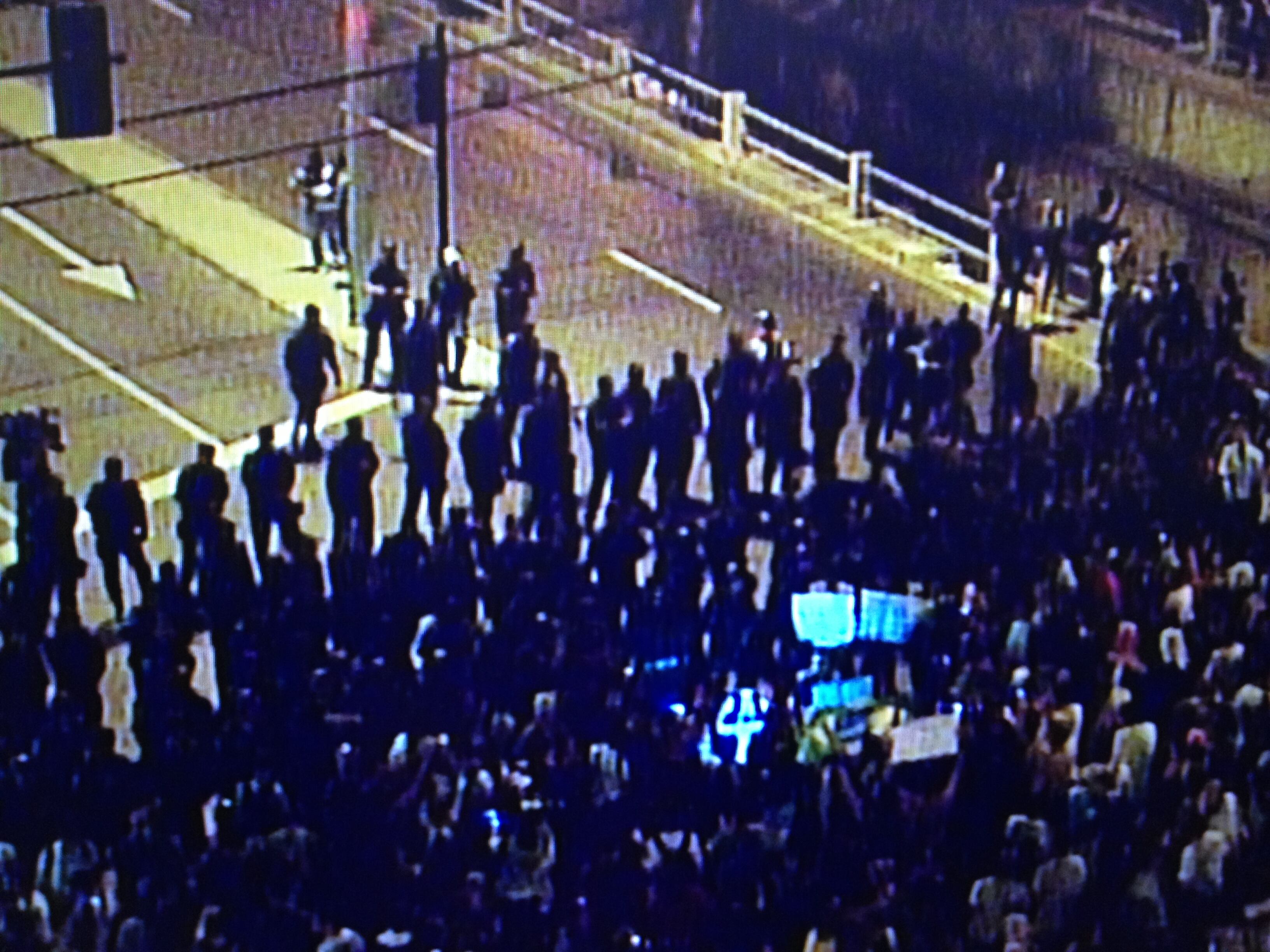 Até então, a segunda passeata na região do estádio, na zona norte, seguia pacífica. A primeira marcha, que aconteceu no começo da tarde, foi barrada ao final da avenida Maracanã por PMs