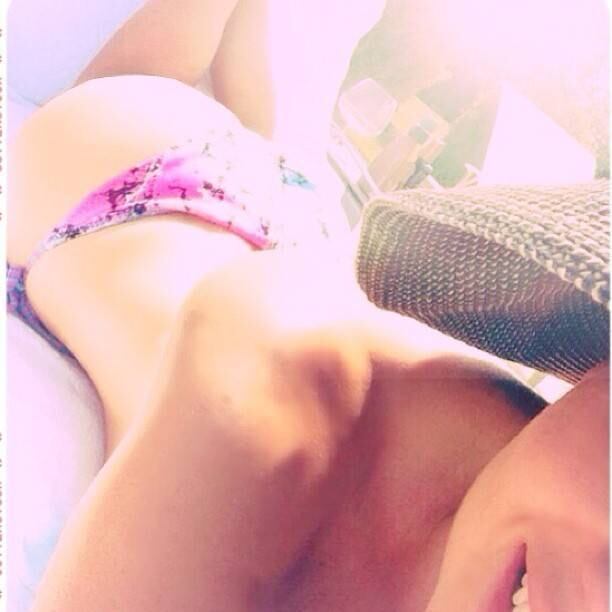 Foi usando um biquíni bastante comportado que a cantora mexicana Thalia surgiu ano passando fazendo topless na web