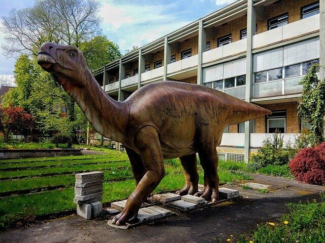 Homem morre após ficar preso em estátua de dinossauro na Espanha