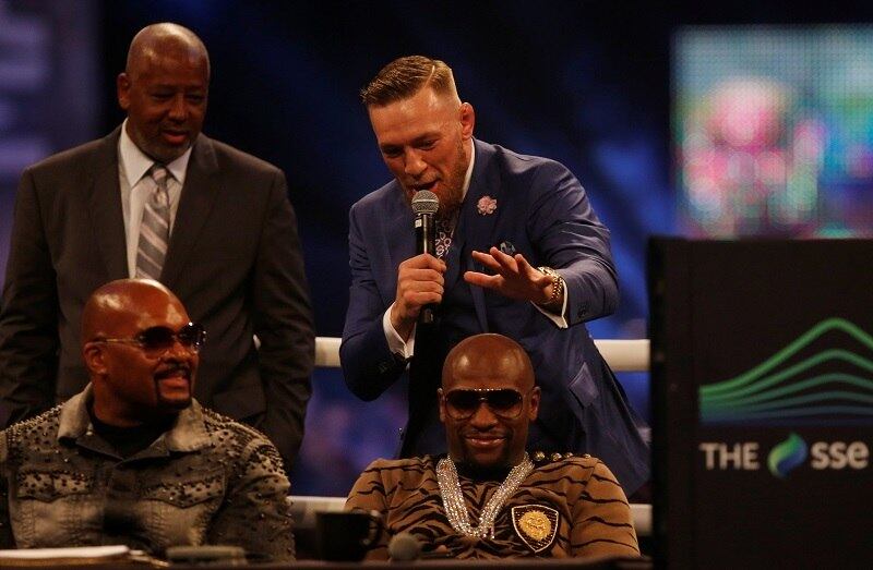 A luta do ano acontece neste sábado (26), em Las Vegas. De um lado, o desafiante e estreante no boxe Conor McGregor. Do outro, o invicto e favorito boxeador Floyd Money Mayweather. Mas engana-se quem pensa que os apostadores estão correndo para colocar seu dinheiro na provável vitória do americano. Segundo a ABC News, 95% dos palpites feitos até aqui foram na vitória de McGregor

EsportesR7 no YouTube. Inscreva-se 