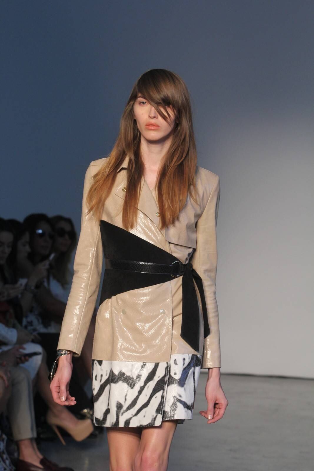 O segundo dia de desfiles da temporada inverno 2015 da São Paulo Fashion Week começou com a coleção do estilista Pedro Lourenço, nesta terça-feira (4). As modelos entraram na passarela após uma hora de atraso e vestiram peças feitas de diferentes materiais, que iam desde os trabalhos com paetês até detalhes com argolas de meta. Além dos casacos e saias que deram um ar sexy à coleção, as sandálias com saltos largos, arredondados e amarrações no tornozelo também foram destaque na passarela