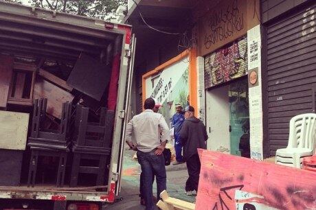 Grupo de teatro é despejado na manhã desta quinta-feira de prédio na Pompeia, zona oeste de São Paulo