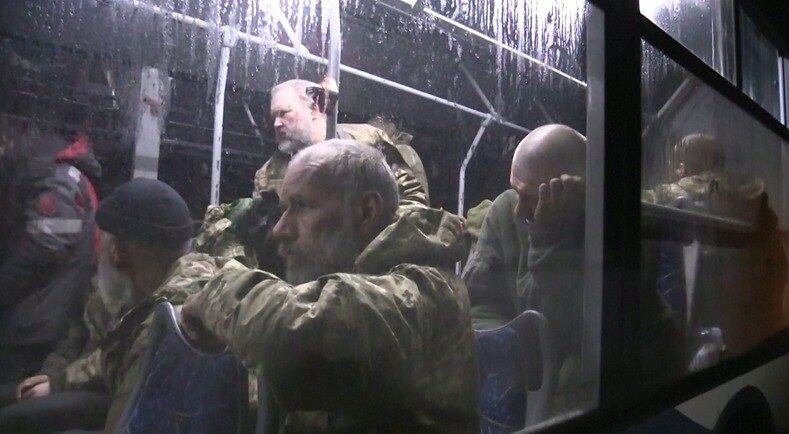 Combatentes ucranianos que saíram de Azovstal chegam a Olenivka, perto de Donetsk