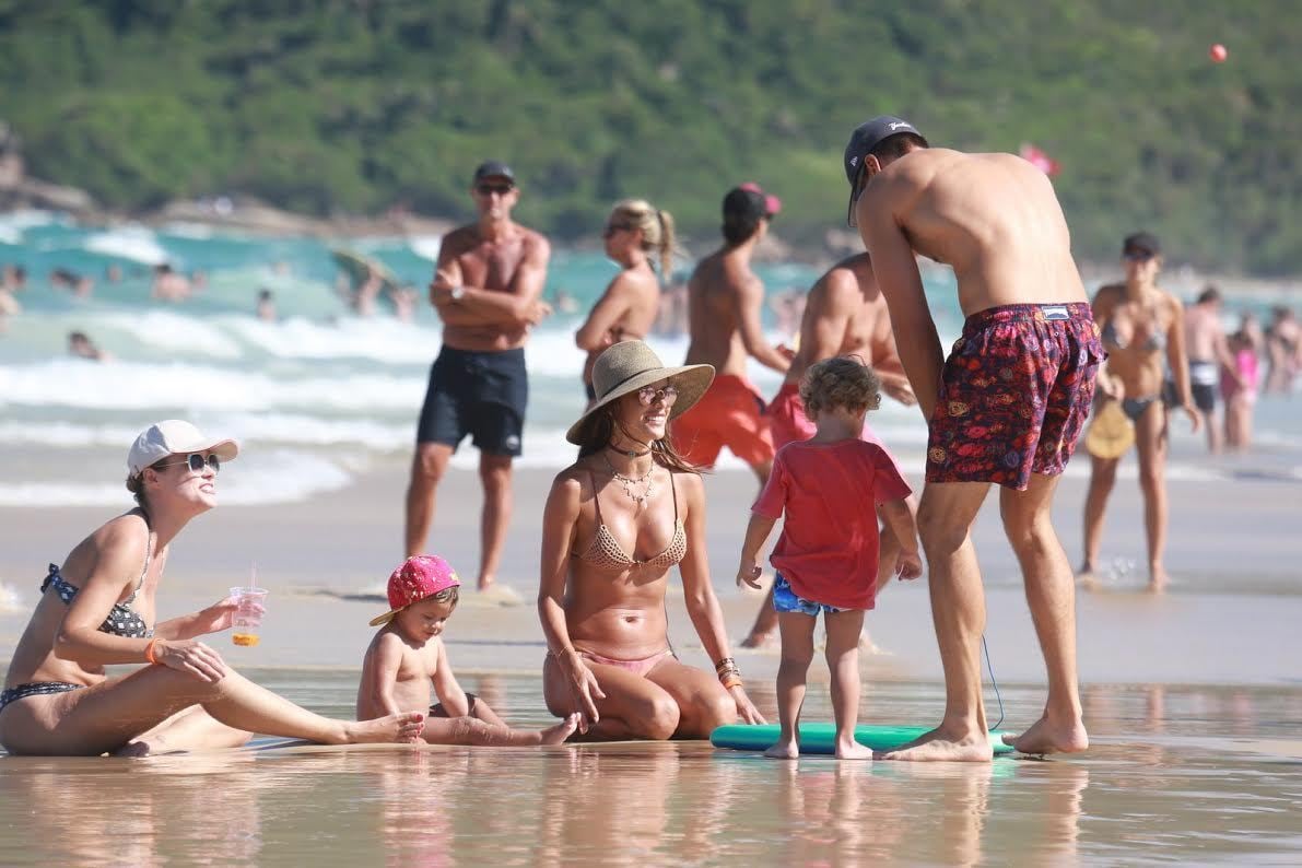 Os filhos da angel da Victoria's Secret, Anja e Noah, também foram à praia com ela