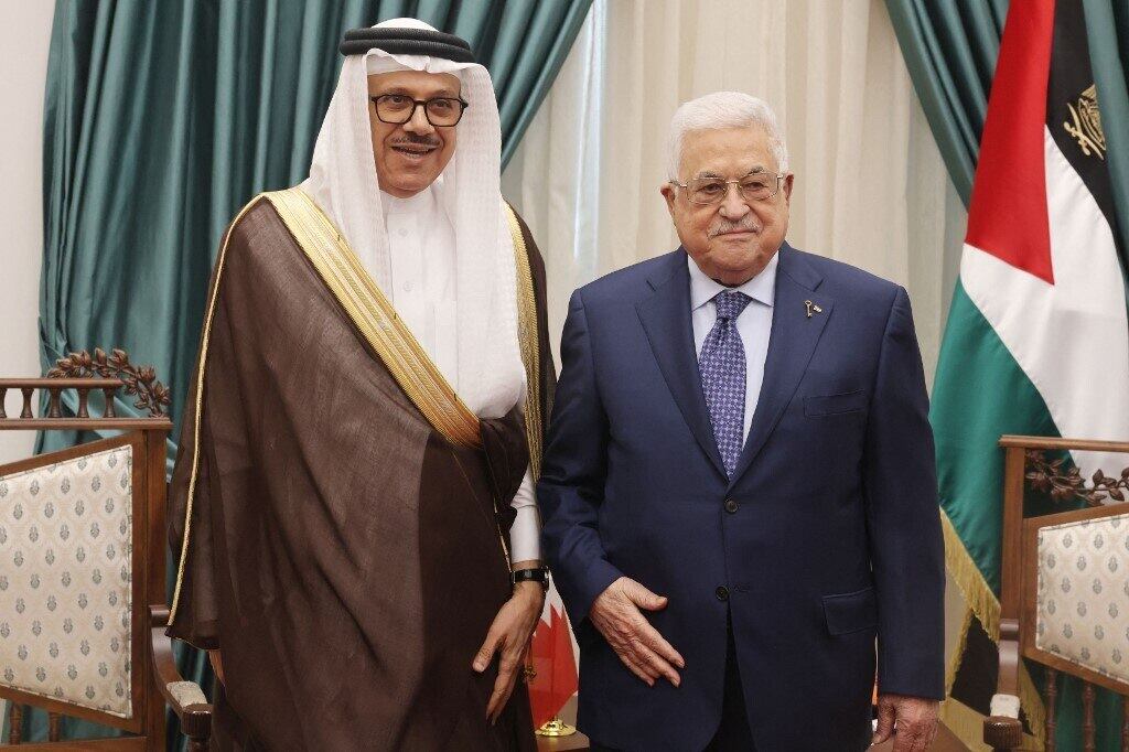 O presidente da Autoridade Nacional Palestina, Mahmud Abbas (dir.), e o ministro das Relações Exteriores do Bahrein, Abdullatif al-Zayani, em Ramallah, na Cisjordânia