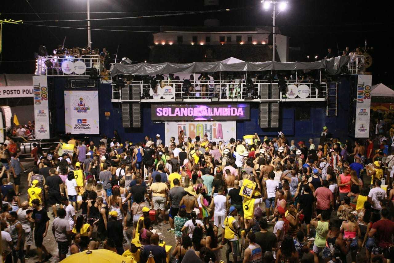 A ex-cantora do Aviões do Forró arrastou uma multidão em trio sem cordas no circuito Barra-Ondina e enfileirou sucessos da época da banda e da carreira solo