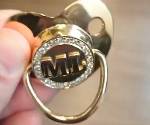 Chupeta de ouro é achada em casa de traficante