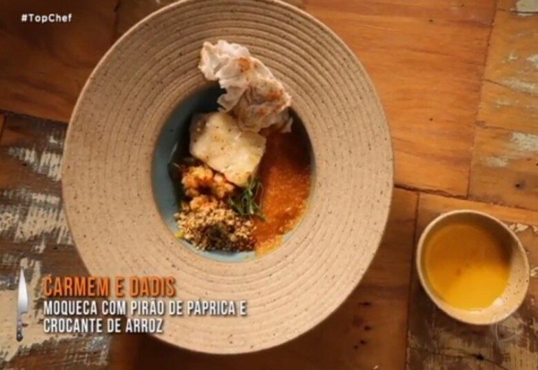 E a releitura de moqueca feita por Dadis e Carmen também foi destaque no Top Chef. A dupla adicionou ingredientes extras na receita, cumprindo o desafio com sucesso
