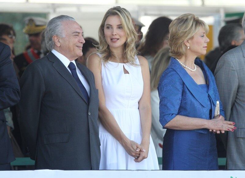 Patrícia Vasconcelos, mulher do presidente da Câmara, Rodrigo Maia, também escolheu um vestido claro. Já Yara, esposa do presidente do STF (Supremo Tribunal Federal), Ricardo Lewandowski, escolheu um vestido azul com um bolero da mesma cor