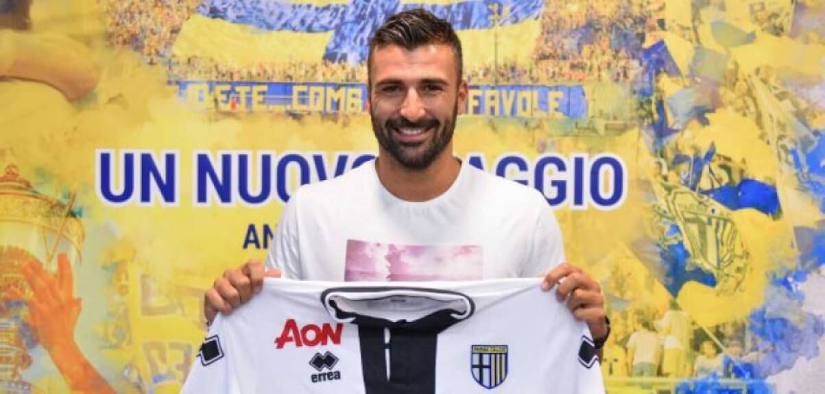O Parma vai reestrear na primeira divisão com cinco pontos negativos, mas isso não impediu que o clube fosse ao mercado de transferências. O tradicional time italiano comprou