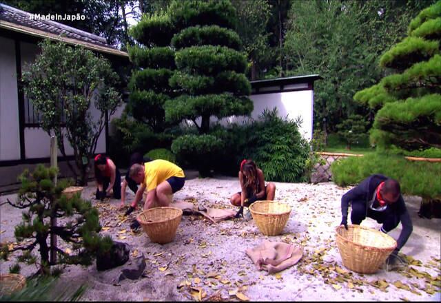 1. Limpeza do jardim

Logo no primeiro castigo do reality, a equipe que perdeu a prova de times precisou limpar um jardim inteiro que os  adversários fizeram questão de sujar. E, claro, que foi um prato cheio para climas e discussões entre os participantes
