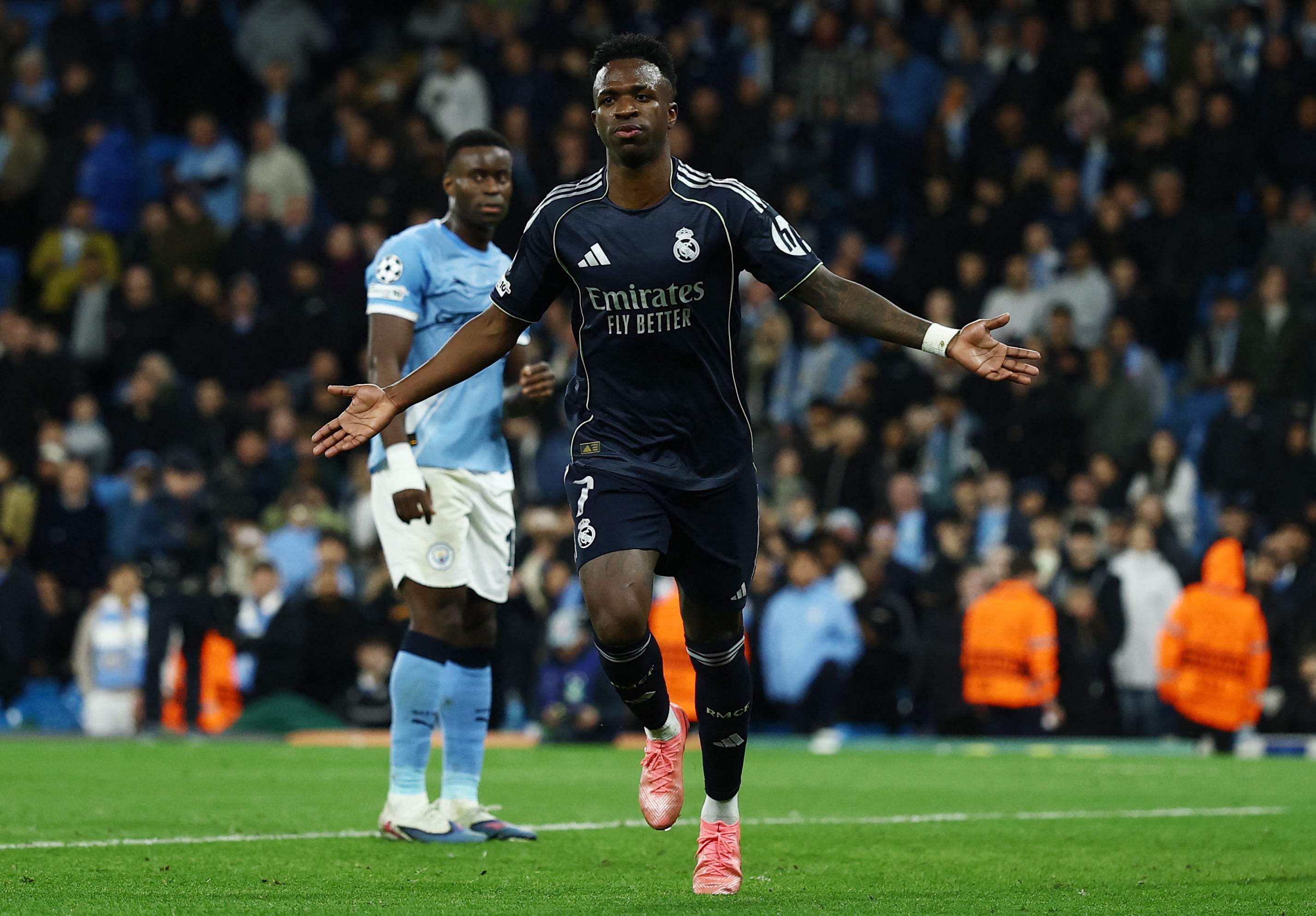 Vini Jr celebra gol diante do Manchester City