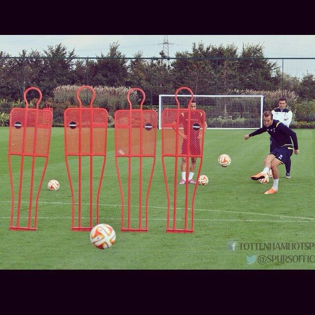 Nos treinamentos, Kane gosta de aprimorar os seus fundamentos. Um deles, é o de cobranças de falta. Veja a seguir o que o atleta do Tottenham gosta de fazer fora de campo

Veja também: Tá de brincadeira? Konami pisa na bola com amantes do PES
