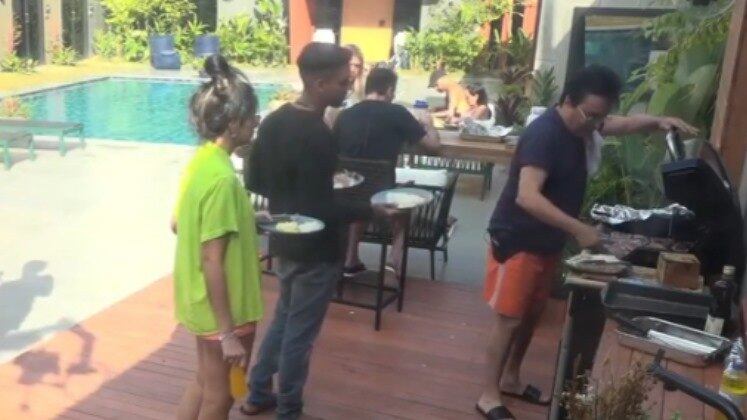 Andreia ganhou bastante destaque na cozinha ao longo da edição, mas Nahim também mostrou os seus dotes culinários. Em uma tarde ensolarada na Mansão Power, o cantor preparou um belo churrasco para os participantes!