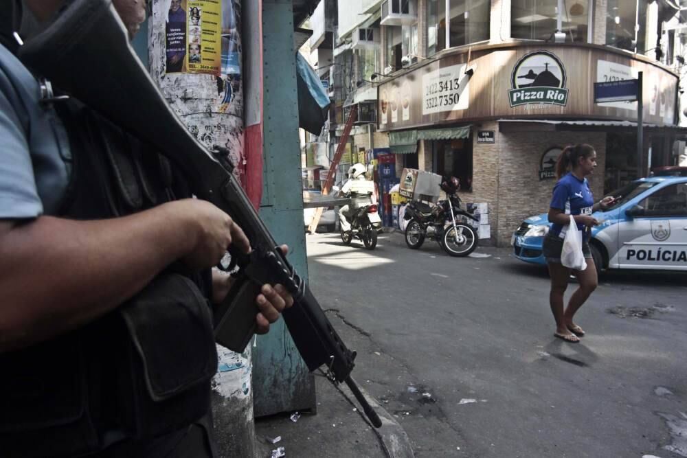 Confronto entre bandidos e policiais da UPP da Rocinha deixou uma pessoa morta e outra ferida na noite desta quinta-feira (1º)