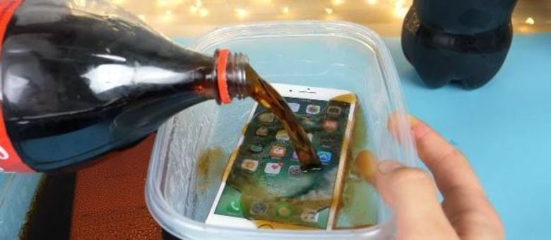 Canal do YouTube maltrata iPhone e Galaxy S8 para saber qual deles sobrevive... O resultado é surpreendente!