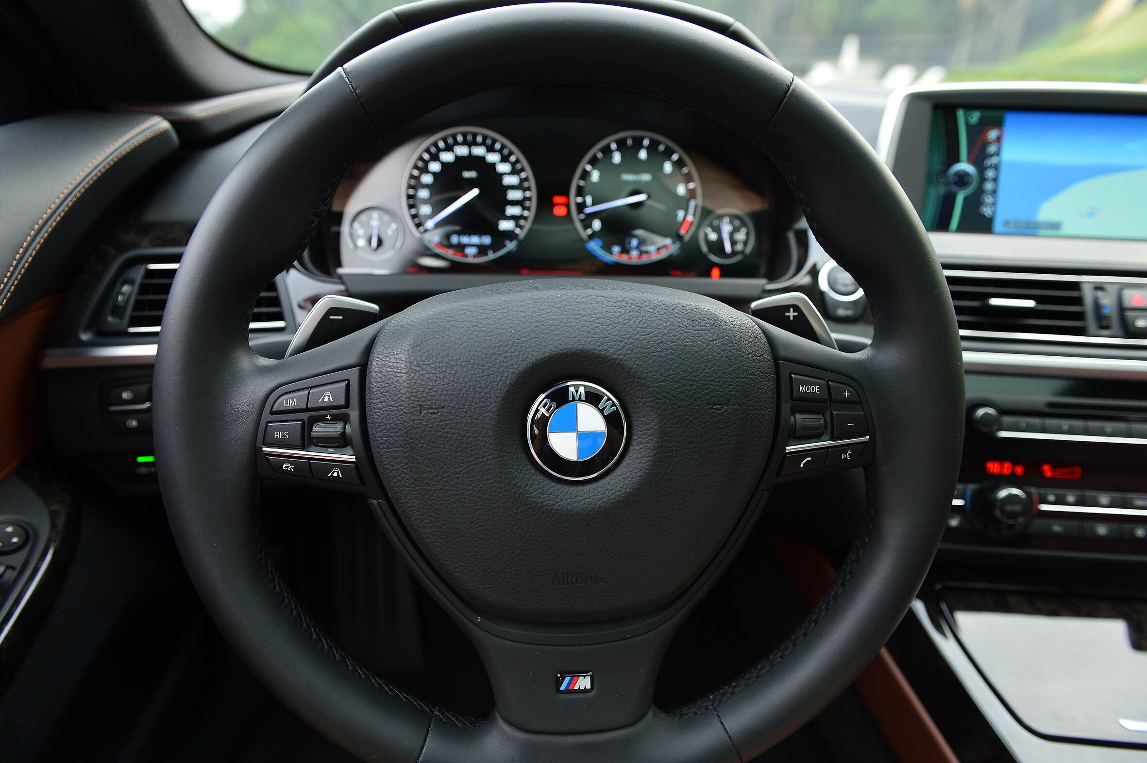 Característico da marca atualmente, o volante de três raios conta com o "M" da divisão esportiva Motorsport na sua base