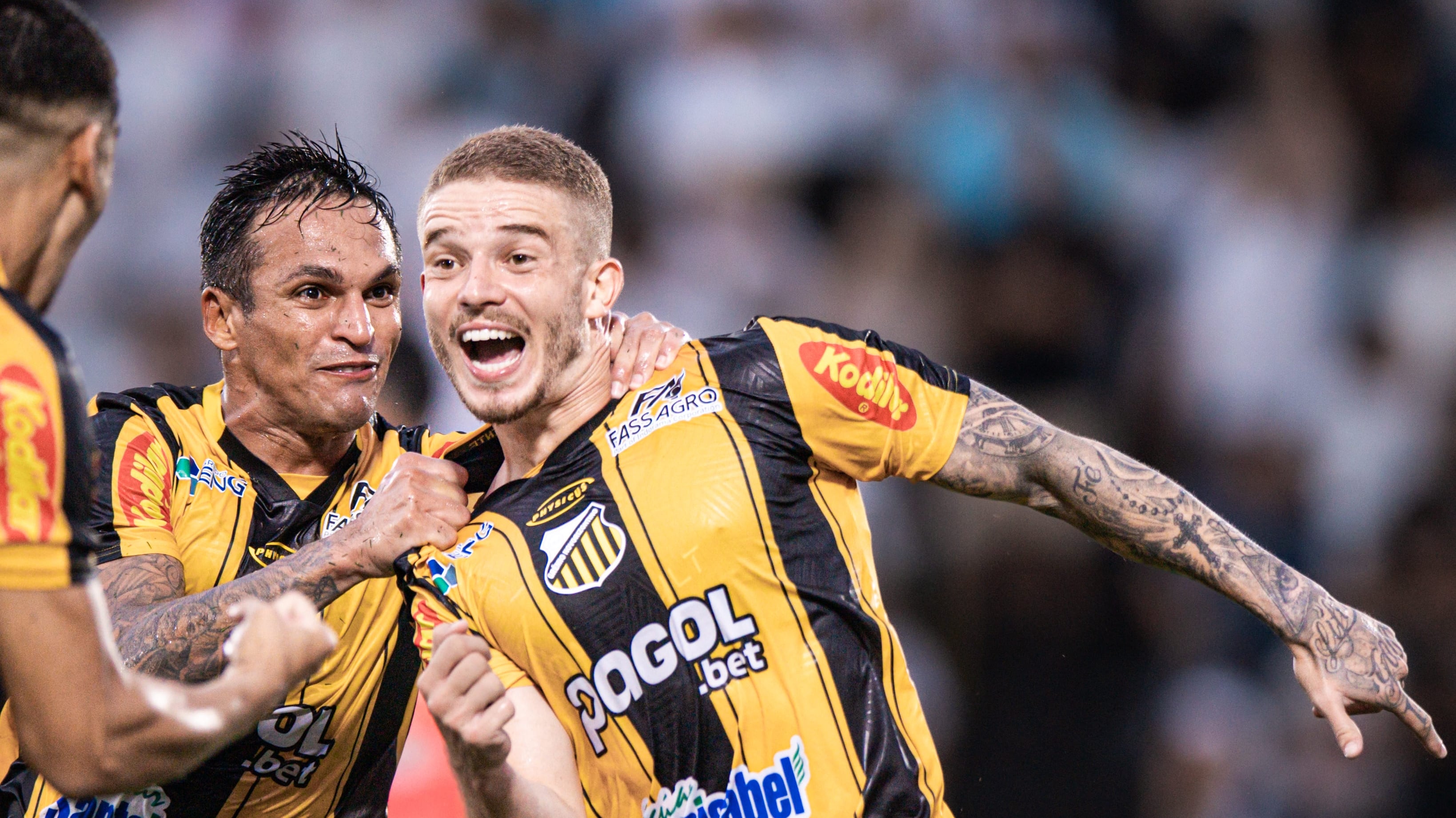 Leo Naldi comemora o gol da classificação do Novorizontino