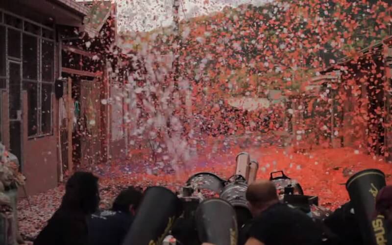 O fotógrafo Nick Meek foi o responsável por capturar a explosão de cores para a ação de marketing