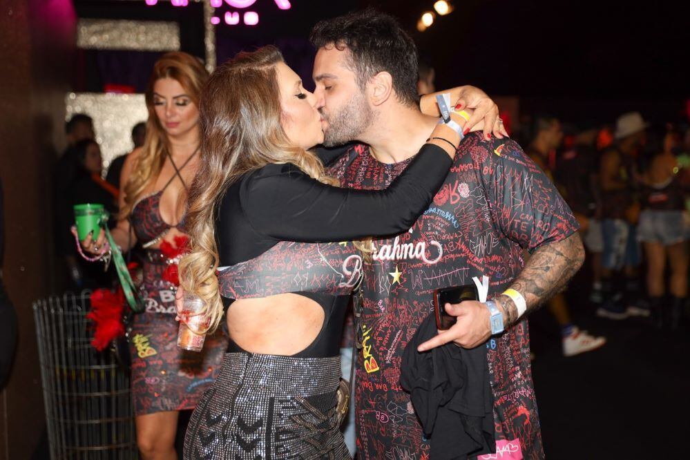 Celebridades, subcelebridades e famosos de todo tipo invadiram os camarotes de São Paulo e Rio de Janeiro na noite de sábado (24) e na madrugada de domingo (25), quando aconteceu a segunda noite dos desfiles das escolas de samba nas duas cidades. Acima, a cantora Simony e o marido, Felipe, em São Paulo