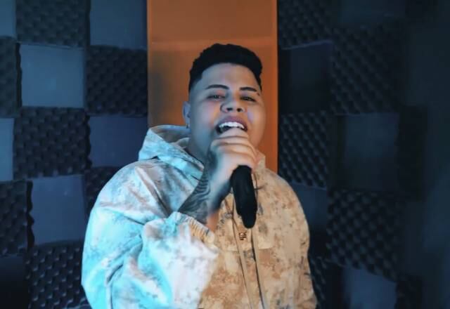 No mesmo dia em que as coleguinhas passaram pela A Fazenda 12, MC Rogerinho levou a peãozada à loucura com sucessos como Amor Falso