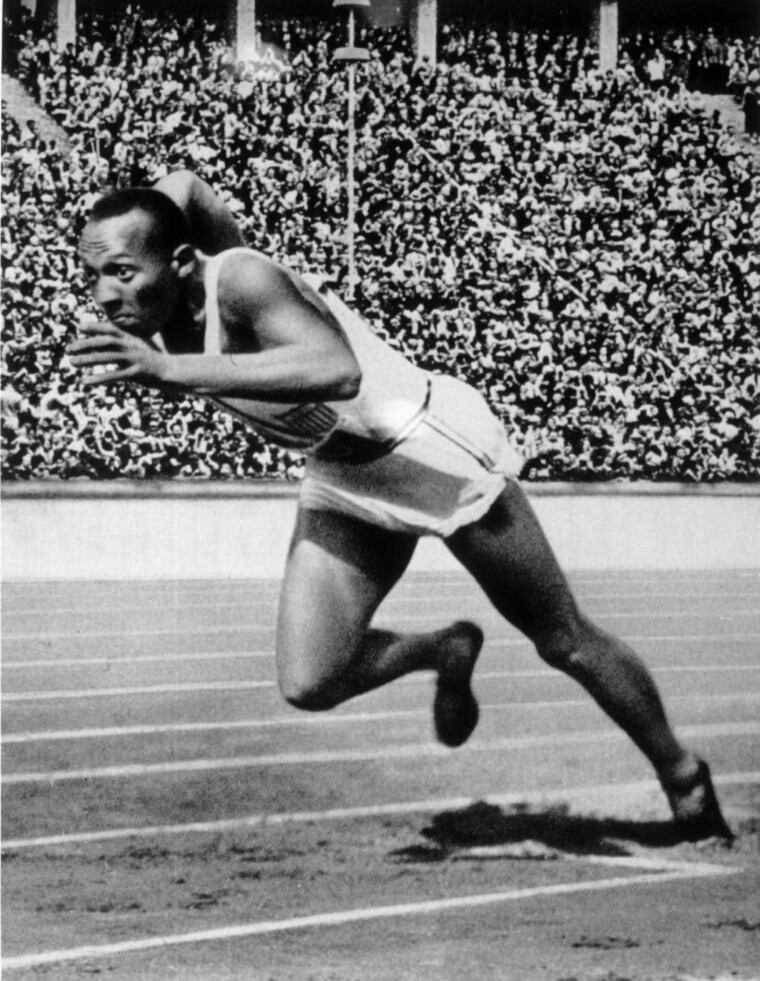 Antes dela, o corredor Jesse Owens (1913 - 1980 - foto), nos Jogos Olímpicos de 1936, em Berlim, desafiou o governo alemão e não se intimidou na competição ganhando quatro medalhas de ouro no atletismo, ao superar um adversário alemão e o discurso racista do chanceler Adolph Hitler. No esporte, o lendário boxeador Muhammad Ali (1942 - 2016), a partir dos anos 60, também liderou um movimento contra a desigualdade racial e se tornou um marco desta luta, fora dos ringues
