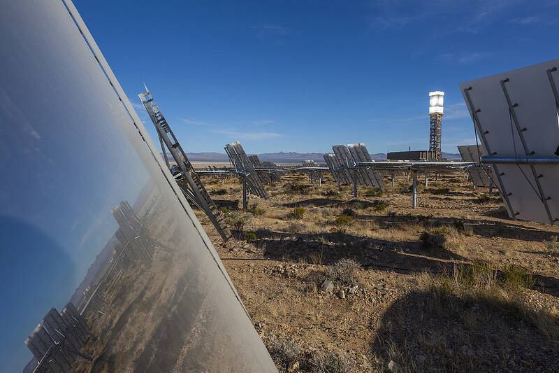 O comunicado de imprensa sobre o início das ativadades de
usina afirma:
— A Ivanpah está operacional e entrega eletricidade gerada
por energia solar para os consumidores da Califórnia