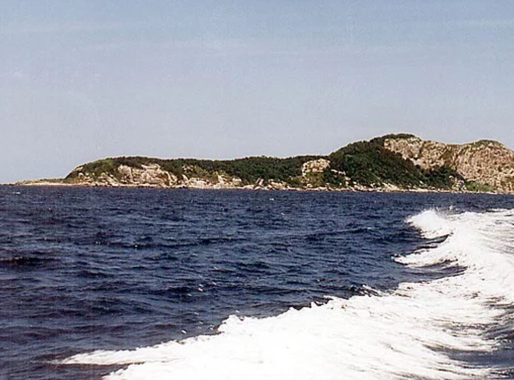 A ilha pertence à Marinha do Brasil, mas o acesso não é liberado nem mesmo para os integrantes das Forças Armadas sem licença especial. Ali só podem entrar, também, pesquisadores, ambientalistas e cientistas com autorização.