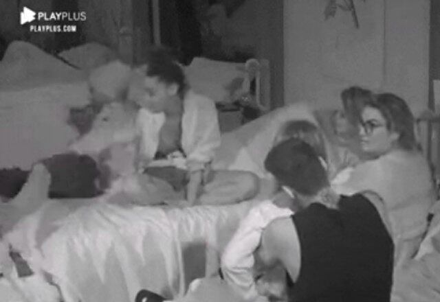 Rodrigo Phavanello

Enquanto a galera estava reunida no quarto para colocar o assunto em dia em A Fazenda 11, Rodrigo Phavanello decidiu levantar, mas acabou se desequilibrando e caiu da cama. Esse tombou arrancou boas risadas dos peões mesmo no escuro